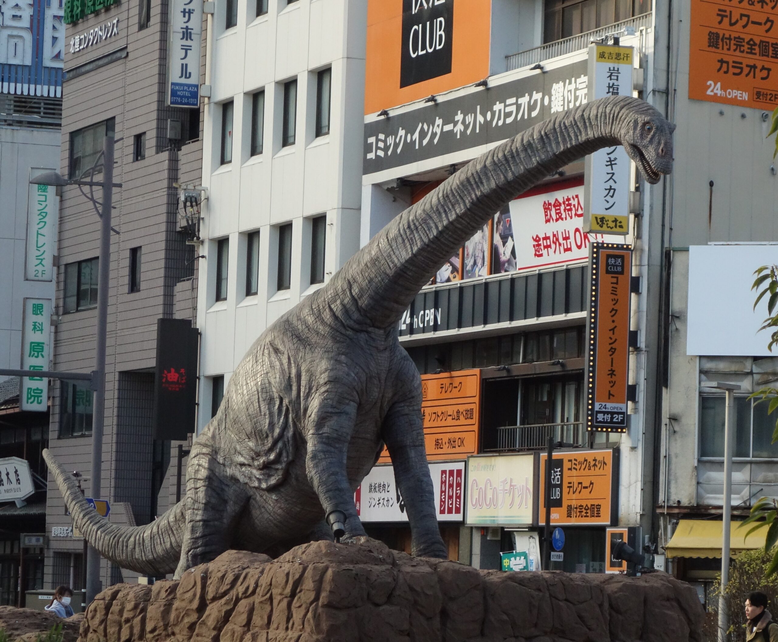 福井駅西口に恐竜の咆哮を聞く（福井駅①）
