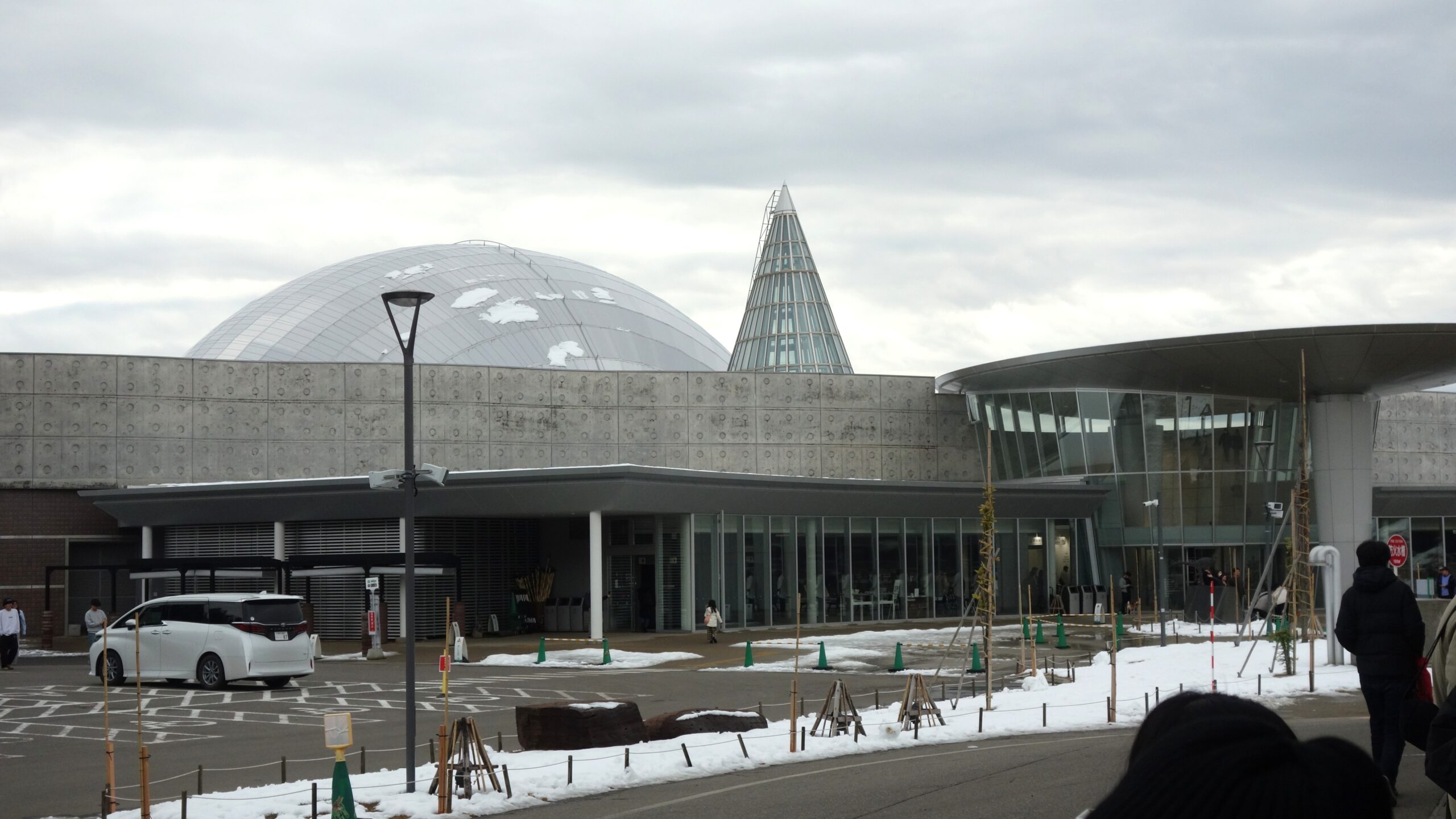 銀色のドームは福井県立恐竜博物館（福井県立恐竜博物館①）