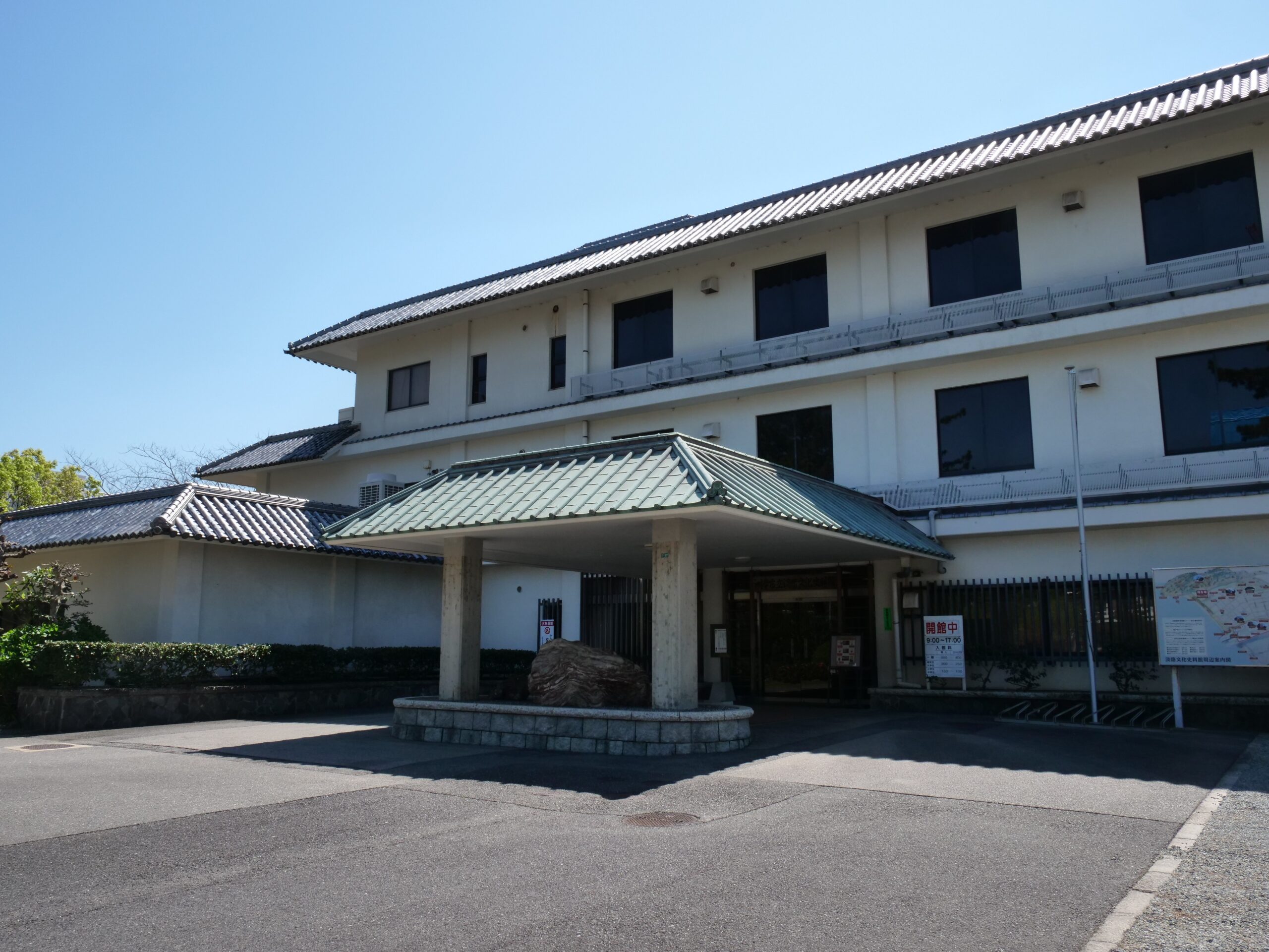 「ヤマトサウルス」の復元図を展示（洲本市立淡路文化資料館①）