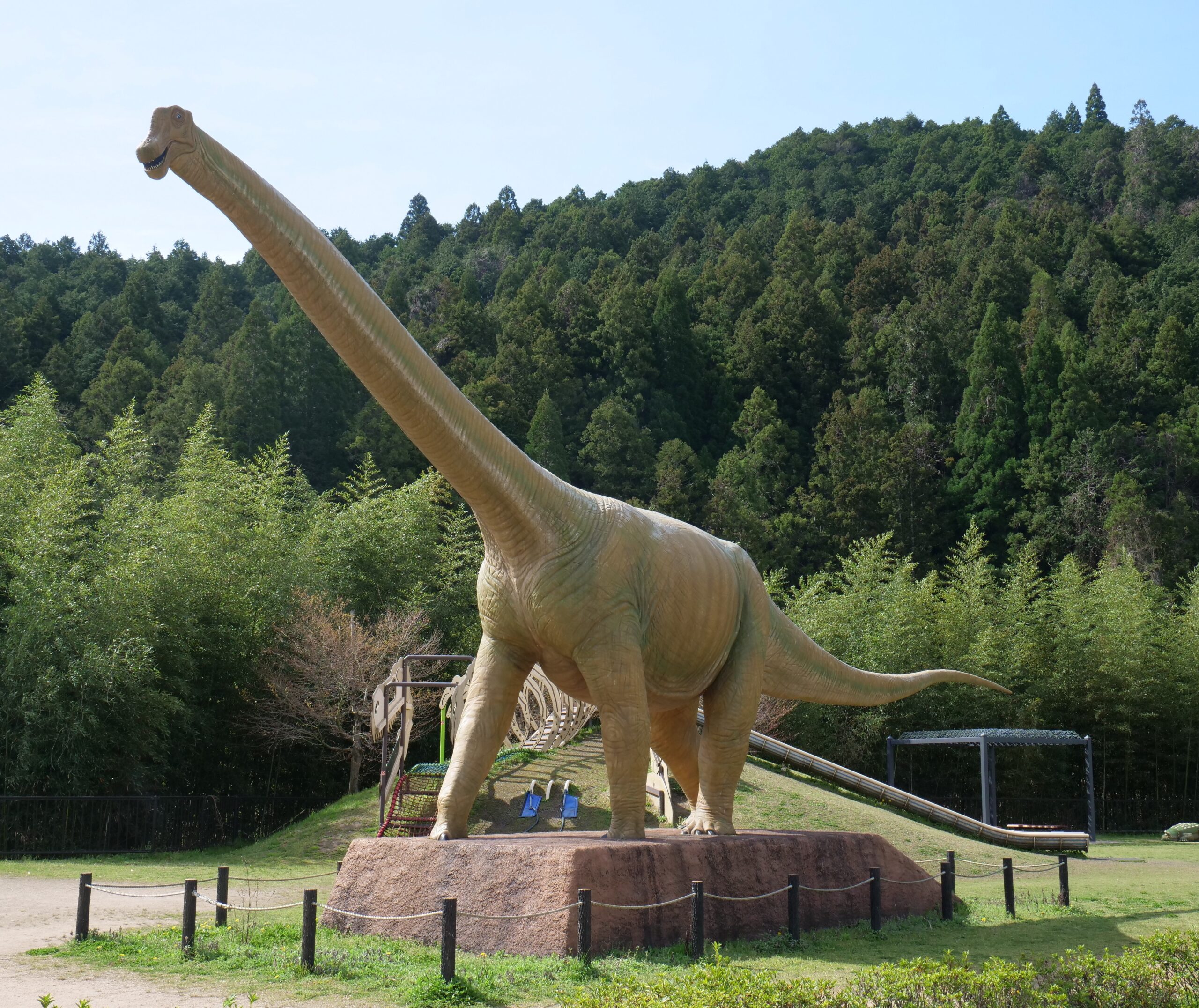 化石産出地近くで巨大な丹波竜がお出迎え（丹波竜の里公園①）