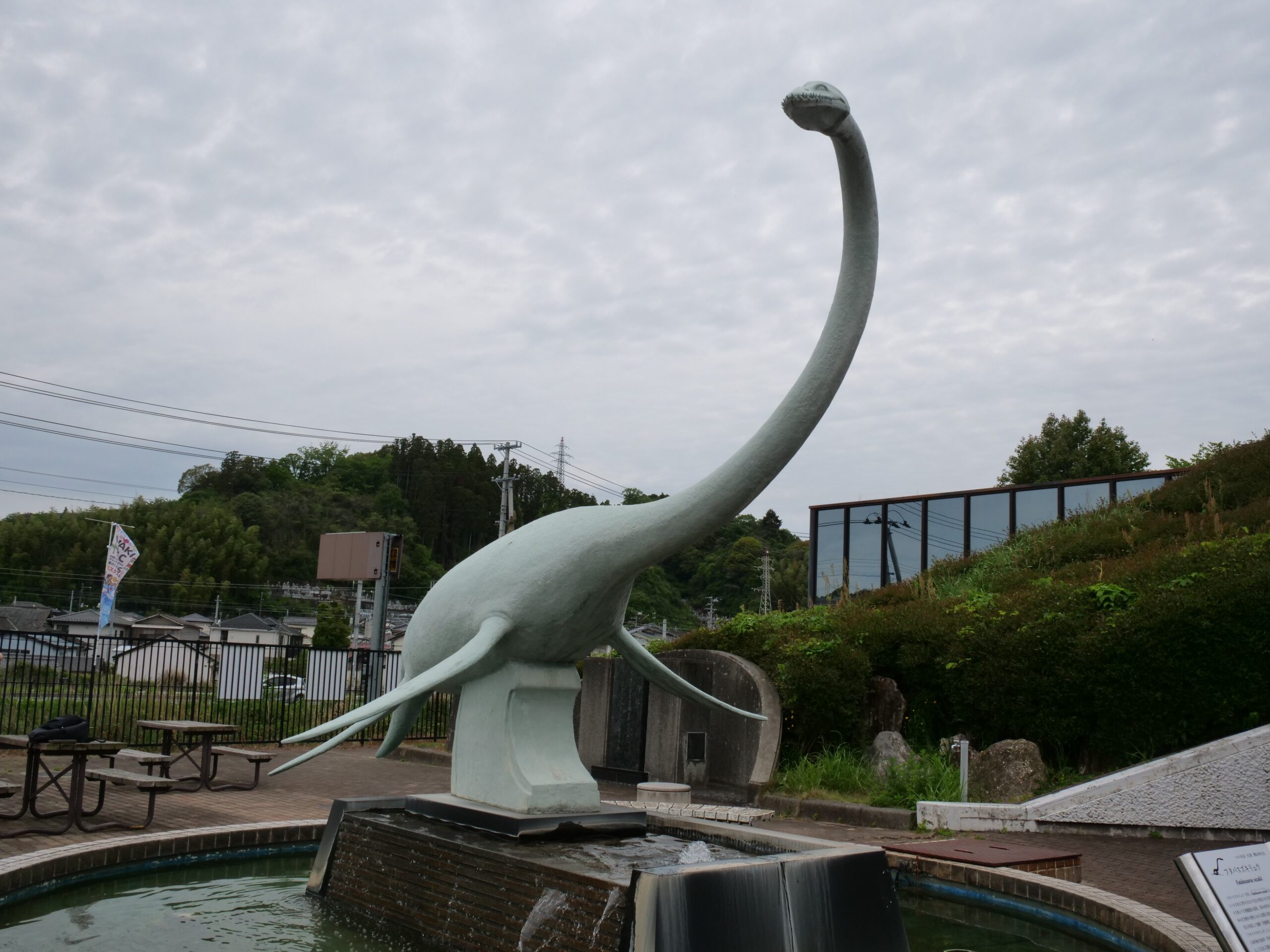 伸び伸びとしたフタバサウルスのブロンズ像（いわき市石炭・化石館①）