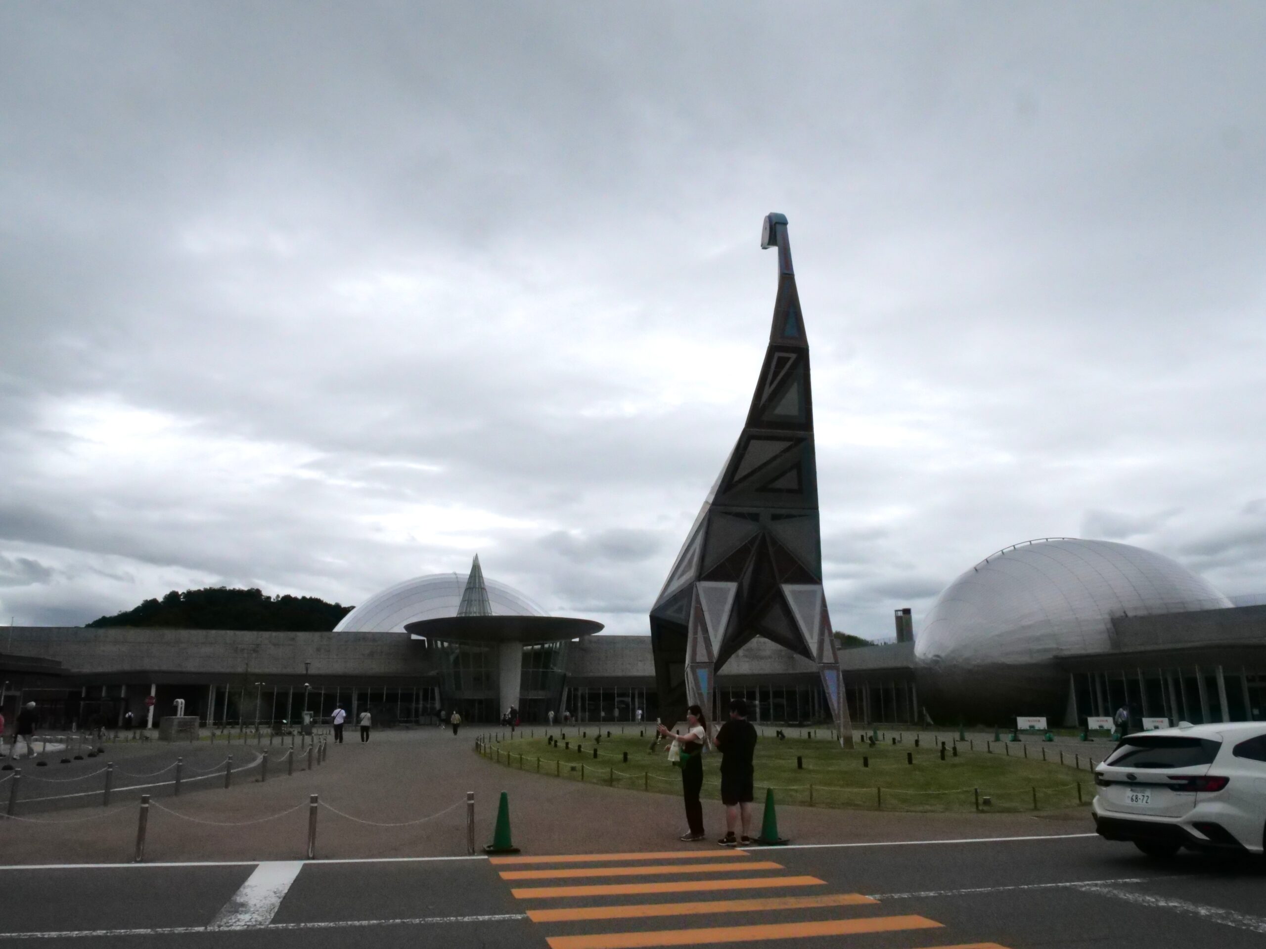 福井県産出の恐竜・鳥の復元標本が並ぶ恐竜の塔（福井県立恐竜博物館その２②）